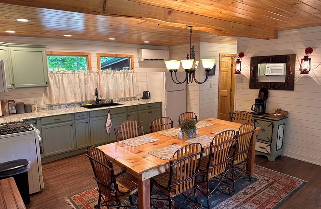 Chalet privé niché entre de grands pins près du cœur des Adirondacks