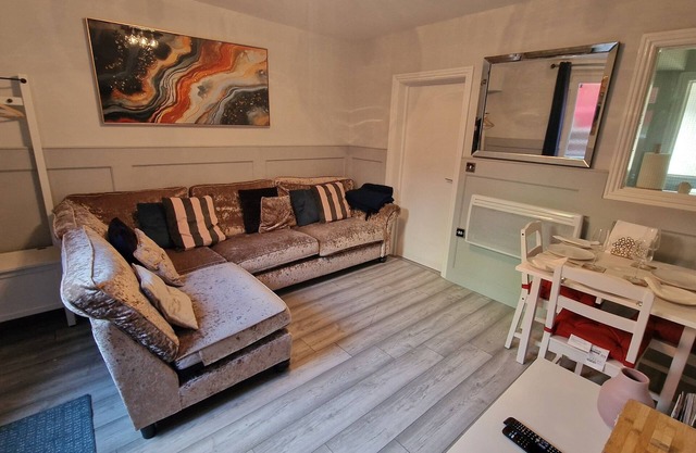 The Red House, 2 bedroom garden flat in Totterdown over looking Bristol City.