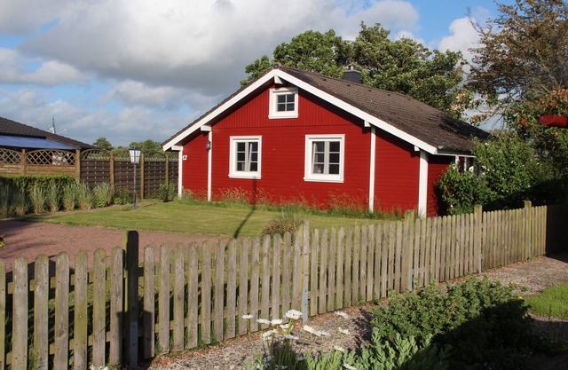 La Maison Rouge derrière la digue