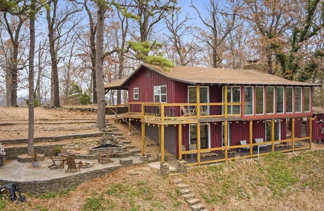 The Red Roost- Views of Beaver Lake