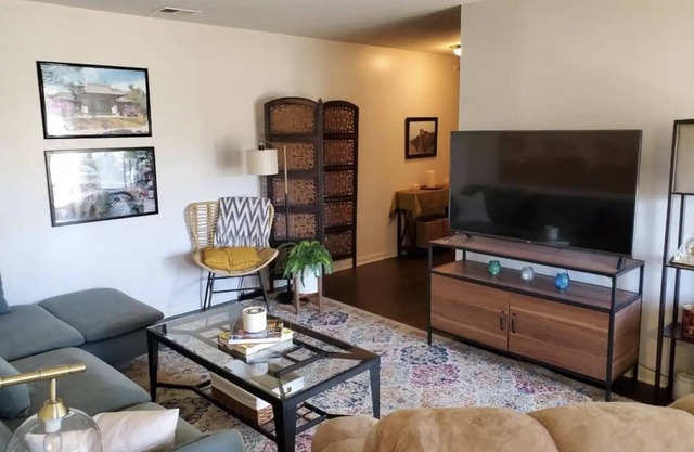 The Redhawk Hideaway: Charming 2BR Condo near Miami Univ in Oxford! Book now!