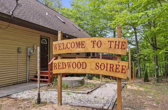 The Redwood Soiree, Hot tub, fast Wi-Fi, gym, arcade room and more