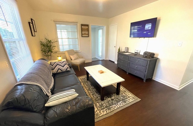 Stay @ The Reed - Remodeled & 10 Min to Downtown