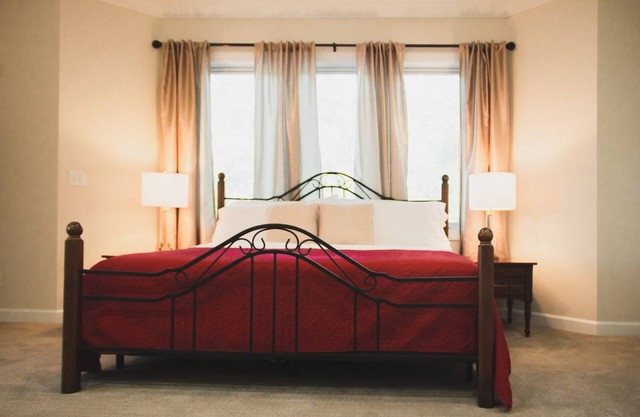 Suite King privée avec bain à remous dans le charmant Bed & Breakfast Respite !!
