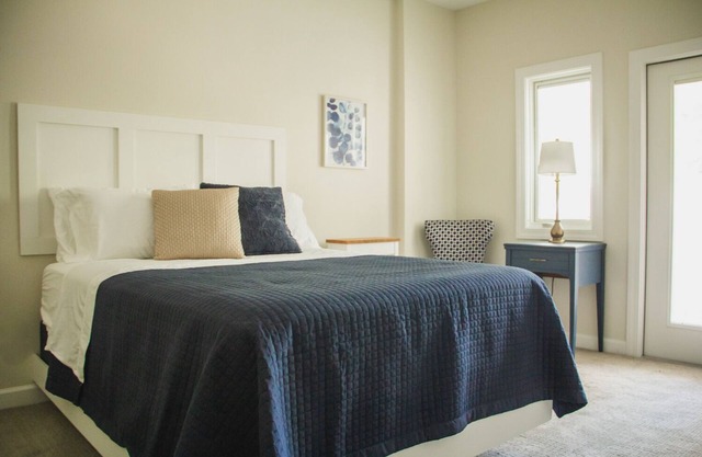 Charmante suite queen avec salle de bains et balcon !! - Nouvelle refonte!