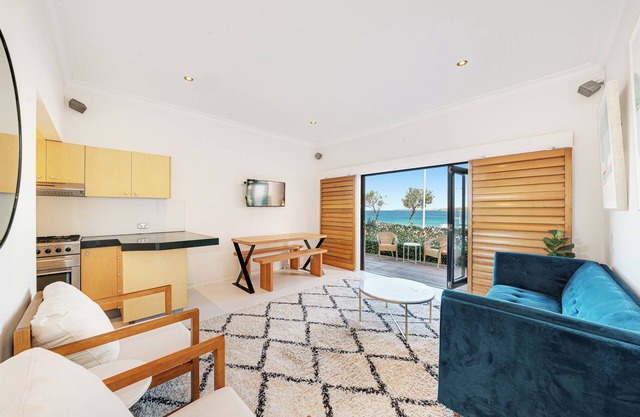 The Retreat: Beachfront View + Offstreet parking