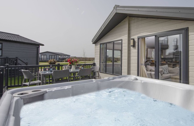 The Retreat, Newperran Heights - a lodge that sleeps 6 guests in 3 bedrooms