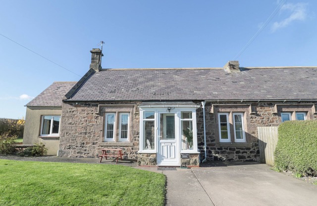 THE RETREAT, pet friendly, with pool in Embleton