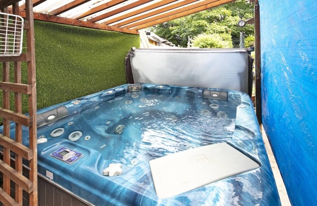 The reunion Pad with a Hot Tub Bar EV Charger & Karaoke Machine in Birmingham