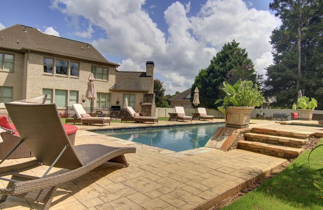 La maison est idéale pour les grands groupes, piscine de style complexe ....