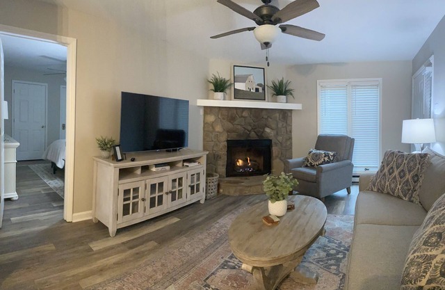 The Rhodie Blowing Rock. Ground Floor Condo. 2BR 2BA Walk to Town.