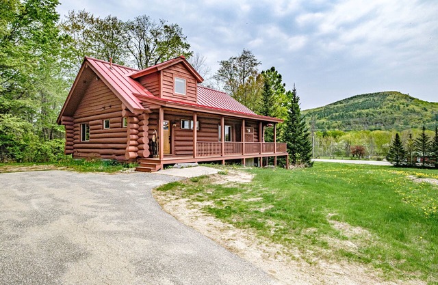 The Right Stuff Rental - Custom log home nestled in the trees! Minutes to Sunday River!