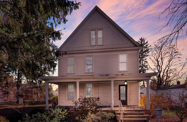 The Riley House Charming and close to downtown, MVNU, and Kenyon College.