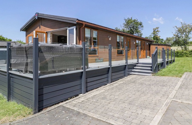 THE RIVENDALE LODGE, pet friendly, with pool in Pwllheli
