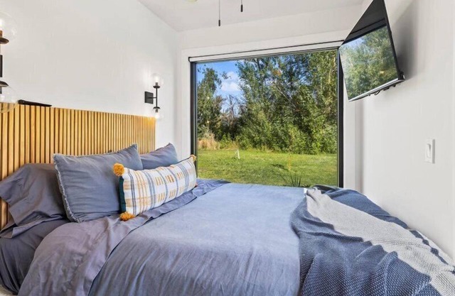Country Oasis - Luxury Container Home w/ views + Hot Tub