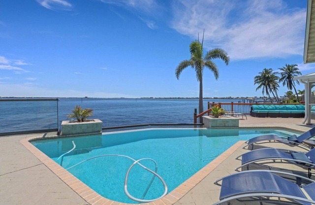 The River View - Au bord du fleuve SE Cape Coral, résidence avec piscine de luxe, mobilier contemporain, Sony Playstatio