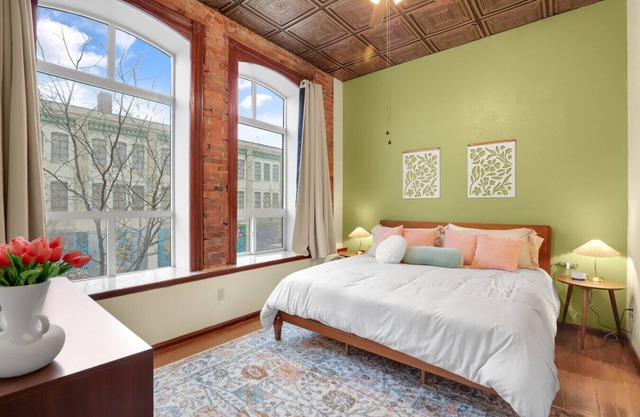 Downtown View | In Unit Laundry | Parking| King Bed