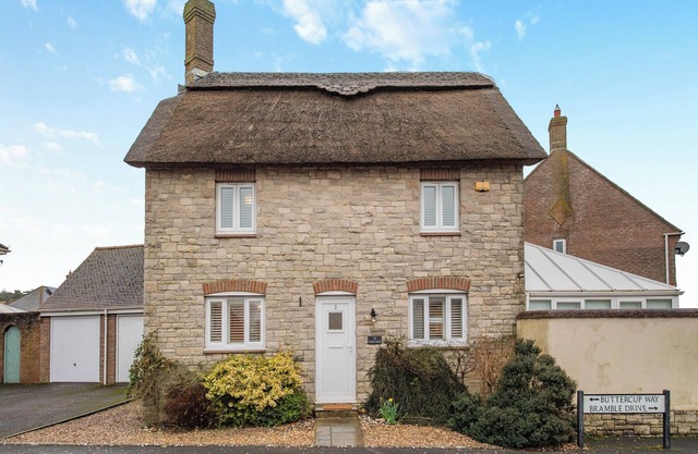 The Roddy House is a charming three-bedroom thatched cottage in West Bay.