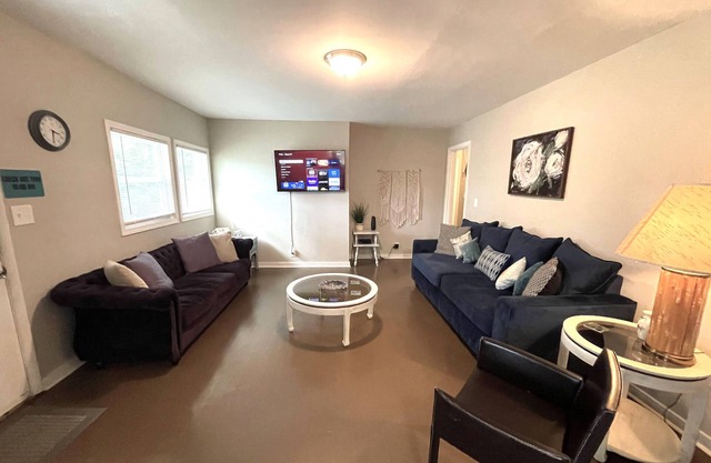 Stay at The Roebuck- Remodeled & 9 min to DT