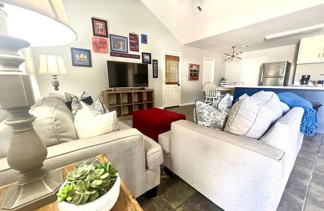 The Roost, 3BR Cozy Retreat by Velvet Ditch Villas
