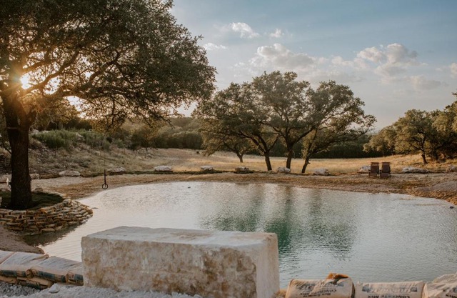 The Roost Farmhaus on 20 acres, hill country view, firepit, swimming hole