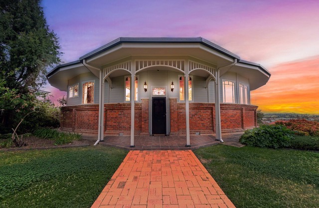 The Round House ~Truly Unique ~ Sleeps 14 ~ Close to CBD and Mount Panorama!n