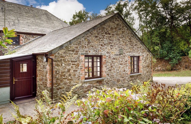 THE ROUNDHOUSE, pet friendly, with open fire in Warbstow,