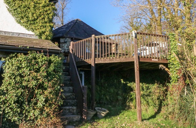 THE ROUNDHOUSE, pet friendly, character holiday cottage in Bridestowe