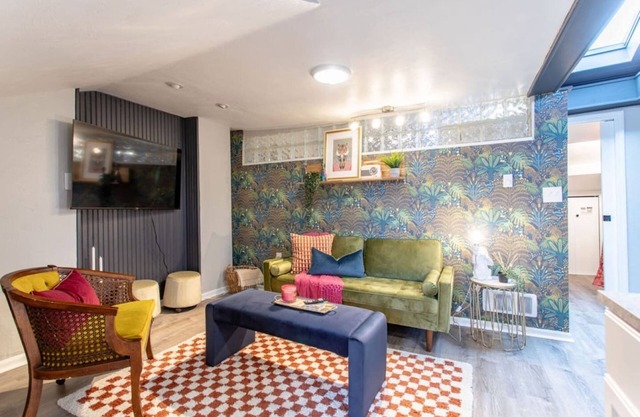 Roxanne: A Boutique Apartment- Monthly rates available- Free off street parking!