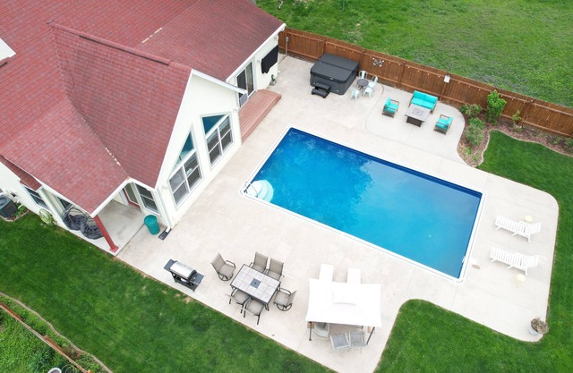 The Royal Palace/pool/Jacuzzi/Theater/Pool table/Fire pit.