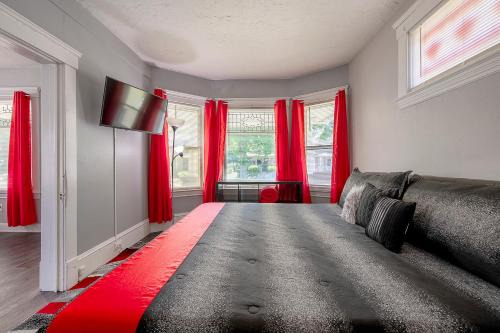 The Rubi Lounge - Private Rooms with Shared Kitchen, Living Room And Bathroom Free Street Parking Near Downtown