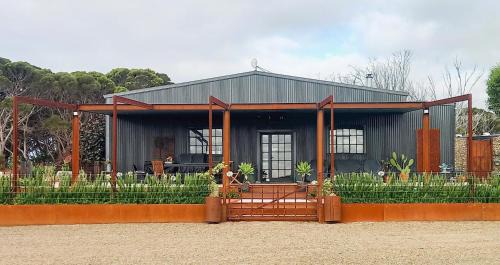 The Rusty Kangaroo - 2 Premium Couples Retreats - Spectacular Ocean View - Great Hosts