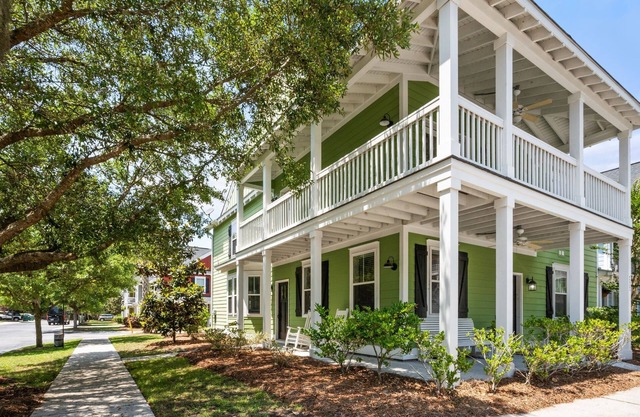 The Salty Lime- 4 Bedroom Townhouse in the heart of Old Town!