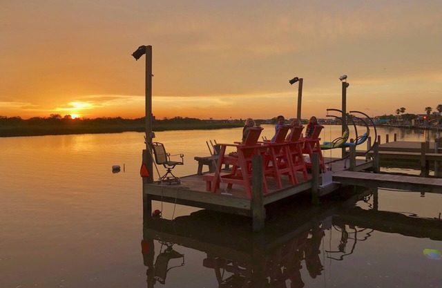 La cabine Salty Pig sur les rabais Caney Creek Sargent Tx HERO, a RV Hook Up