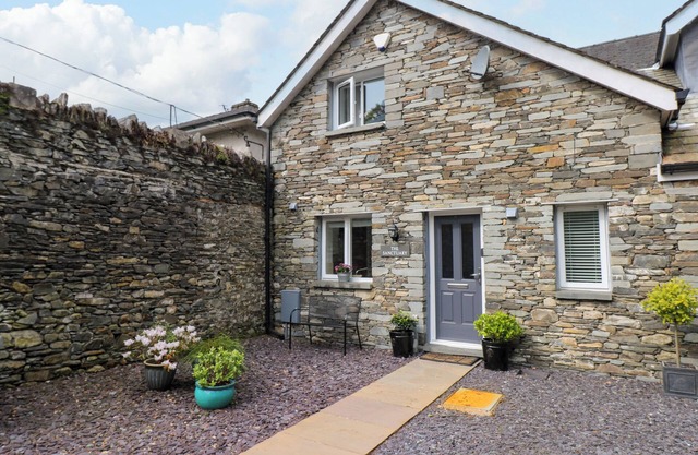 THE SANCTUARY, family friendly, with a garden in Windermere