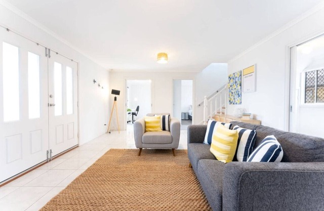 The Sandpiper- Fire place, Pet and Family Friendly