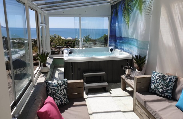 The sea captains house, with stunning views over Barmouth. Sleeps 12, Hot tub +