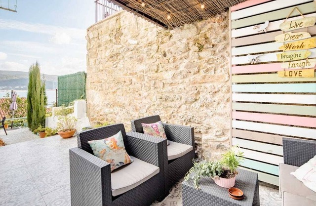 La mer à Lola. Vue sur la mer, terrasse et jardin.