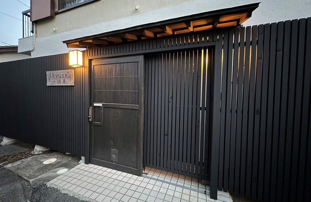 The sea is just around the corner 1 building char / Numazu Shizuoka