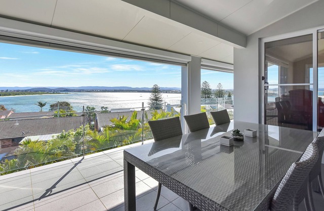 The Sea Serenade - Panoramic views of Swansea!
