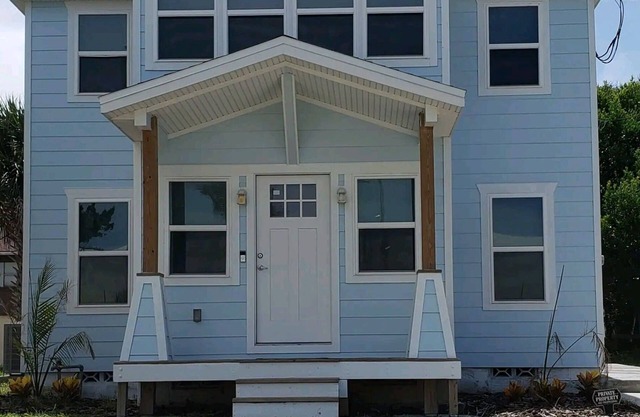 The SeaEsta Whole House Rental Steps to Ocean Center, Mintues Beach & SpeedWay