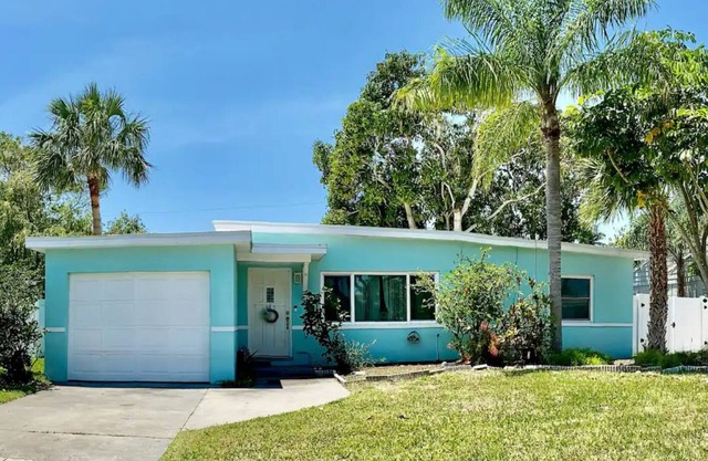 The Seaside Getaway a Retro Coastal Cottage.