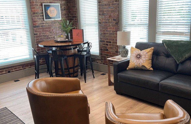 THE SEEKA SUITE NEWLY RENOVATED! COZY & MODERN APARTMENT RIGHT ON COURT SQUARE!