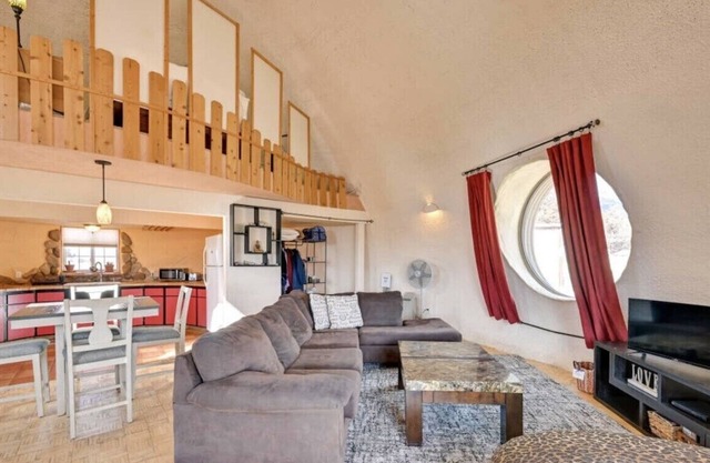 Elégant et paisible Round Home, Great Views ~ Parfait pour les écrivains, Retreats & Romance!