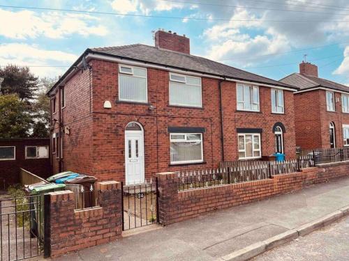 The Serene Stays - 3 Bed Home in Oldham Manchester