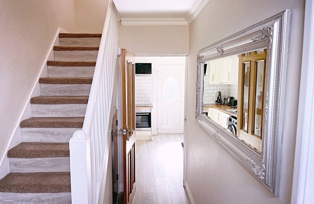 Entire 3-bedroom Home in Oldham - Guest House
