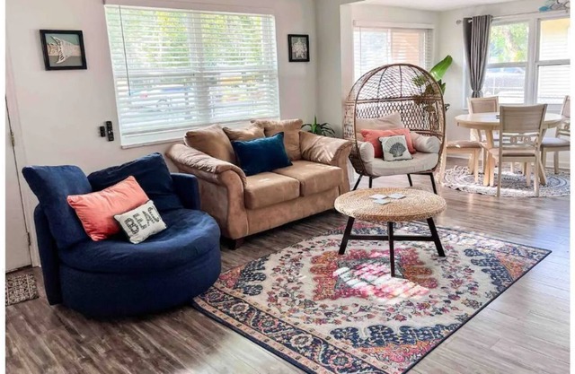 The Shandy House~Cheerful 3-bedroom Sarasota home