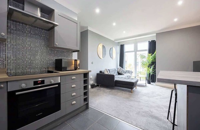 The Sharston- Close To Airport- Free Secure Parking