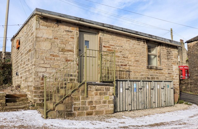 THE SHEARER'S HUT, romantic, with a garden in Holme, West Yorkshire