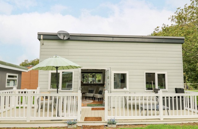 THE SHED, pet friendly, with a garden in Llanarth